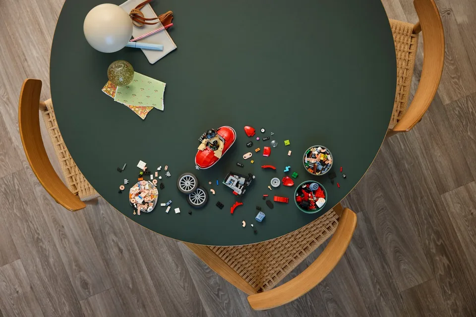 Komplet LEGO Ideas 21371 med sestavljanjem: motor, prikolica in figuri nastanejo iz 1.038 kosov. Foto: LEGO Group / Aardman.